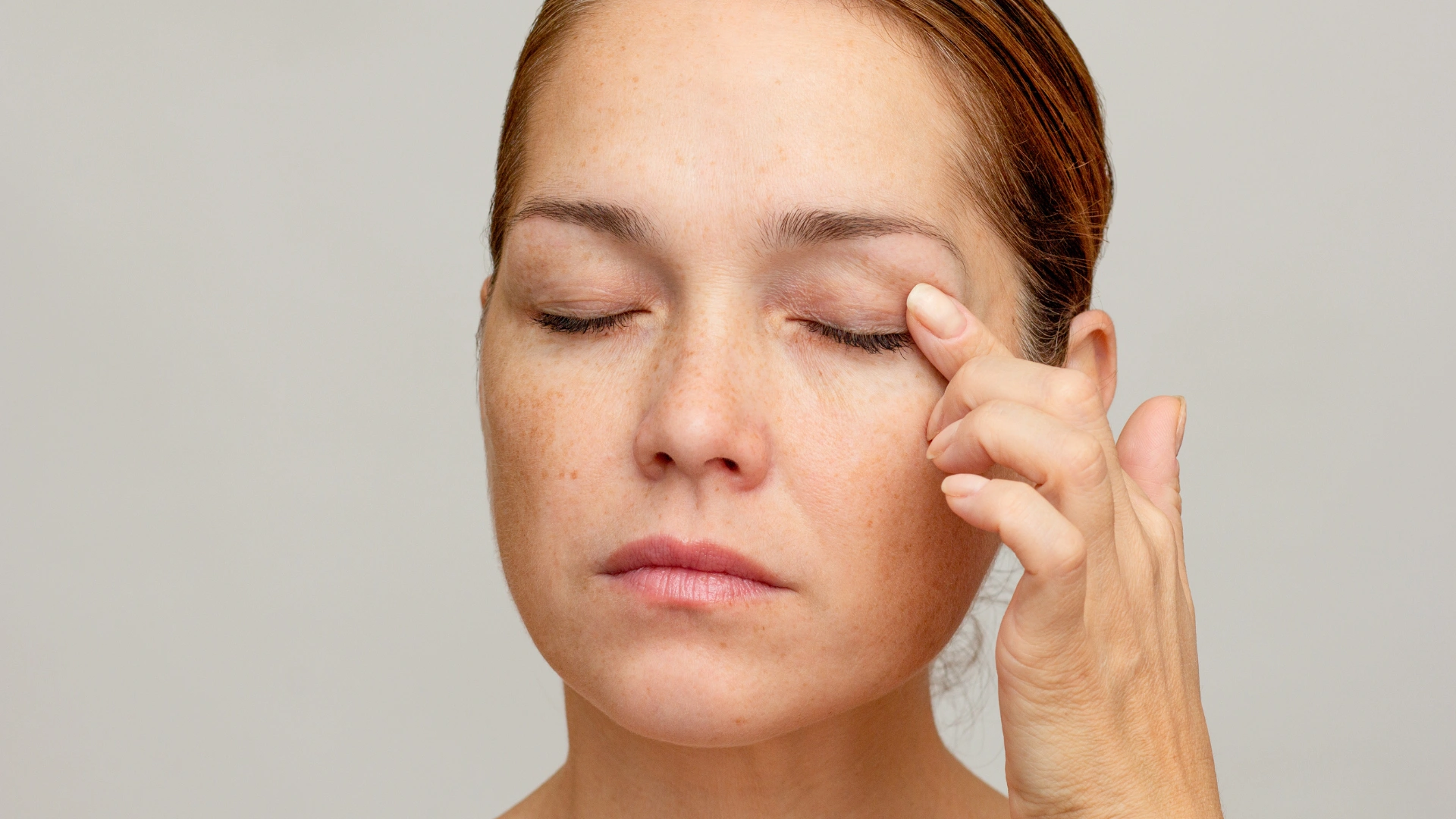Opadające powieki – przyczyny, możliwości leczenia i kiedy warto działać?