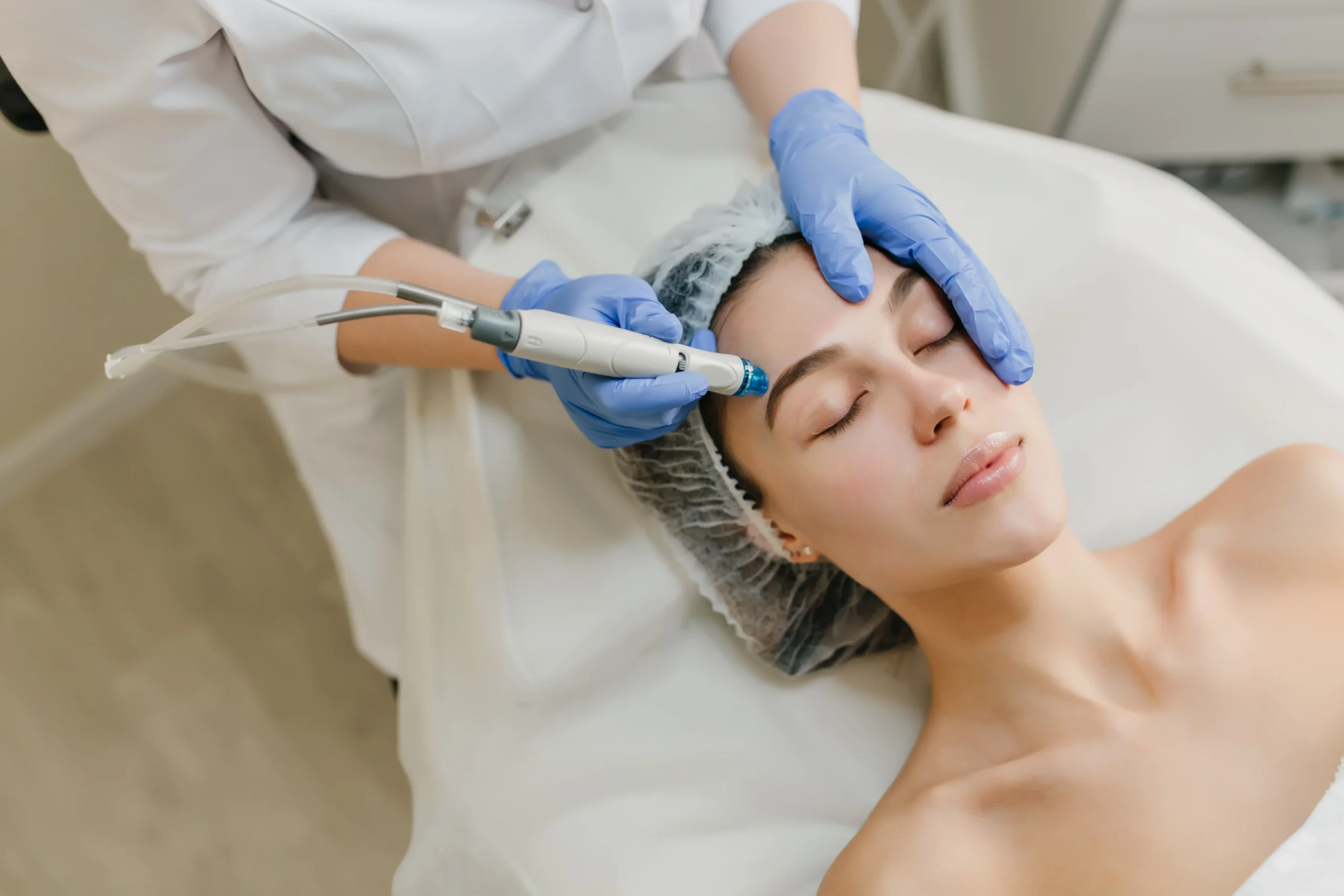 Mezoterapia – kiedy skóra potrzebuje intensywnego nawilżenia i regeneracji?